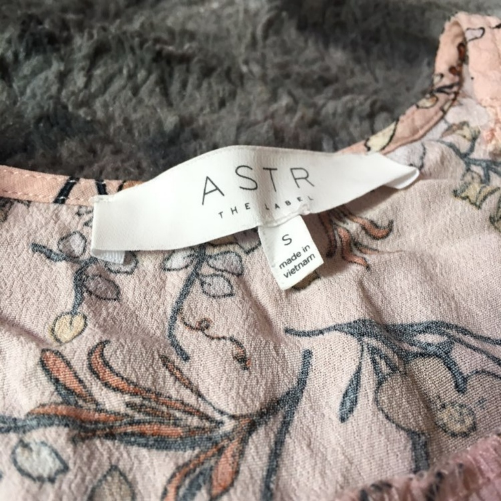 ❌SOLD❌ASTR Floral Bell Sleeve Romper - Picture 4 of 8